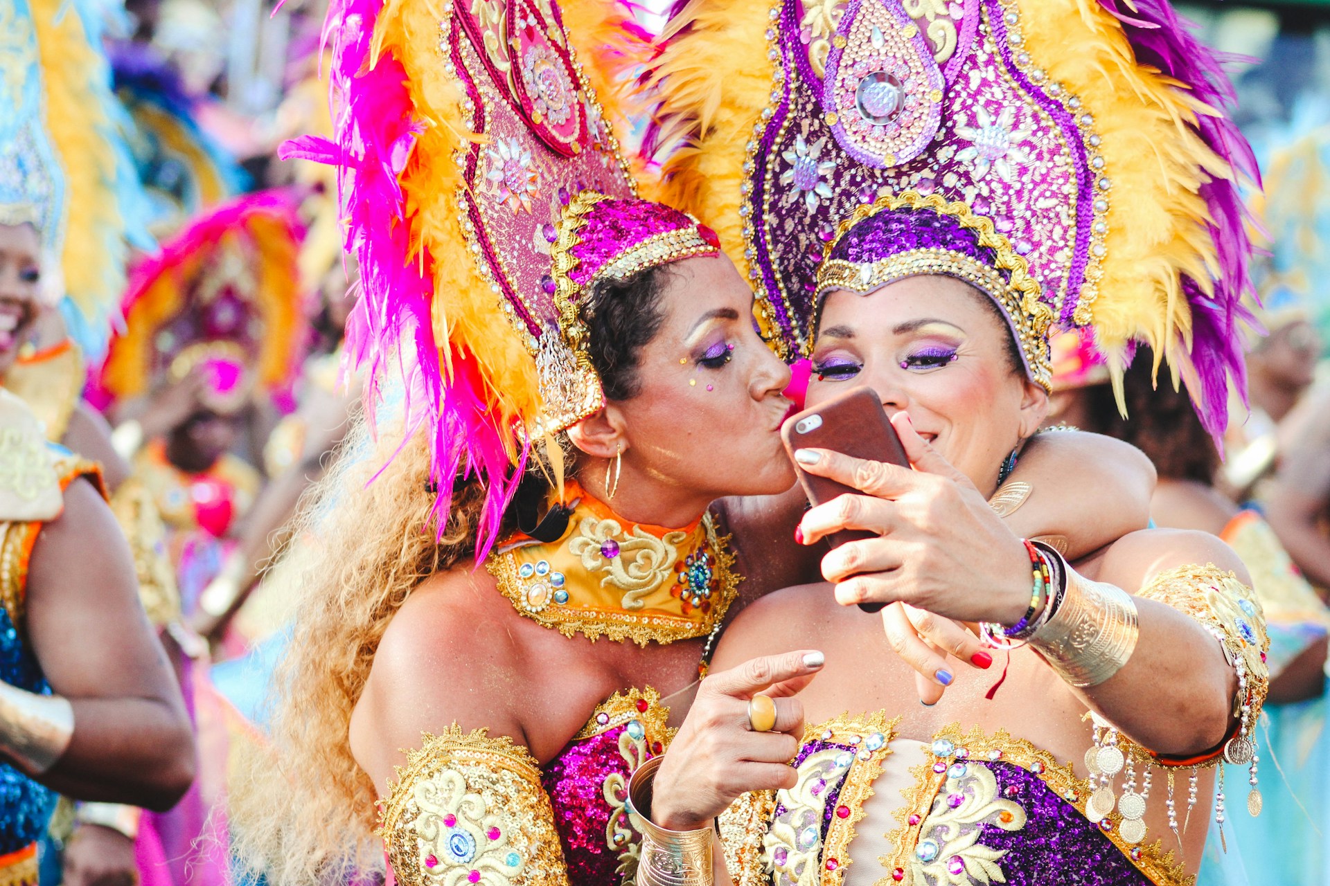 Carnaval sem preocupações: dicas para proteger seus dados e dispositivos durante a folia